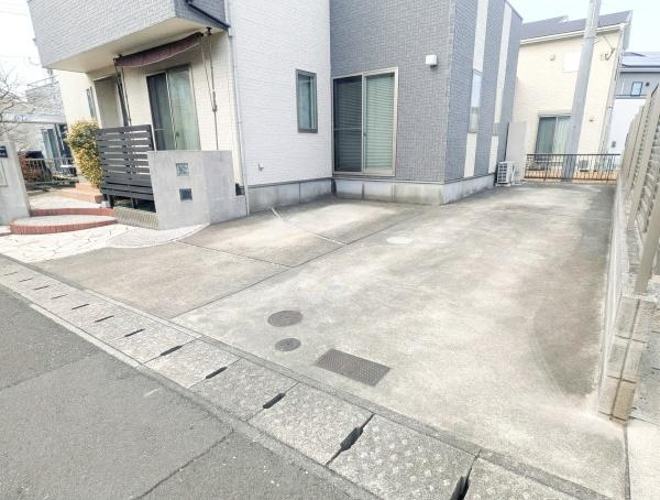 南新町（角子原）中古の駐車場|敷地内にゆとりのある駐車スペースが確保されています。前面道路からの出入りもしやすく車の駐車が快適に行えます。自転車やバイクの駐輪も余裕をもって置ける広さが魅力的です。