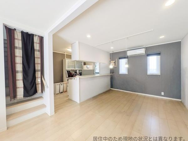 南新町（角子原）中古の居間・リビング|広々とした空間のリビングはキッチンとのつながりも良好でシンプルな内装が魅力的です。窓から光がしっかり入ります。