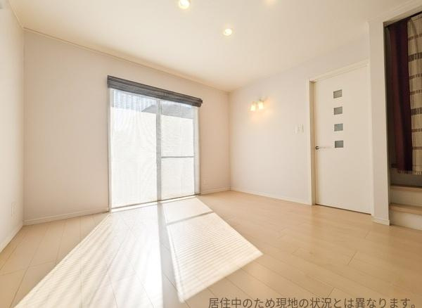 南新町（角子原）中古の居間・リビング|リビングはシンプルな内装で多様なインテリアと調和します。床や壁の色味が落ち着いており室内全体をゆったりとした空間に演出します。