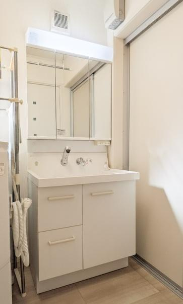 南新町（角子原）中古の独立洗面台|清潔感のあるデザインで手入れもしやすい洗面台です。収納がしっかりと確保されており小物類も整理しやすい仕様です。