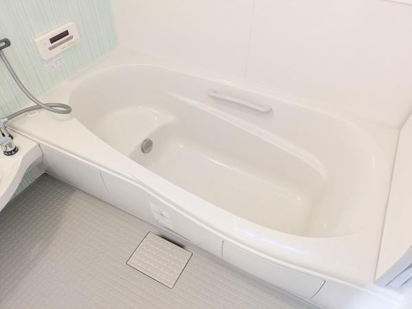 南新町（角子原）中古の浴室|ゆったりとしたサイズのバスタブが設置されています。手すりが装備されているため安心して入浴いただけます。