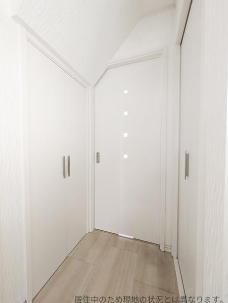 南新町（角子原）中古の収納|ホワイトを基調とした清潔感のある収納スペースです。扉の取っ手もシンプルで統一感があります。床材との相性も良く空間がすっきりと見えます。収納扉は開閉しやすい仕様となっています。