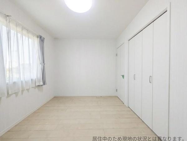 南新町（角子原）中古の洋室|クローゼット扉が壁面にありすっきりとした印象の洋室。ナチュラルな色合いの床材を使用しています。落ち着いた雰囲気が特徴の空間です。