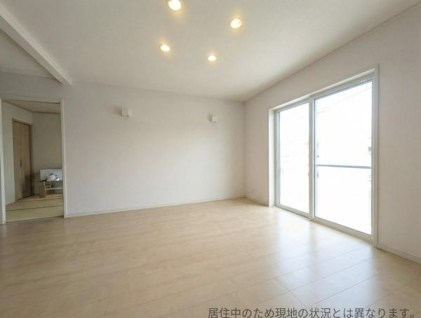 南新町（角子原）中古の居間・リビング|リビングは採光性に優れており室内が明るく感じられます。大きな窓が開放感を演出しています。