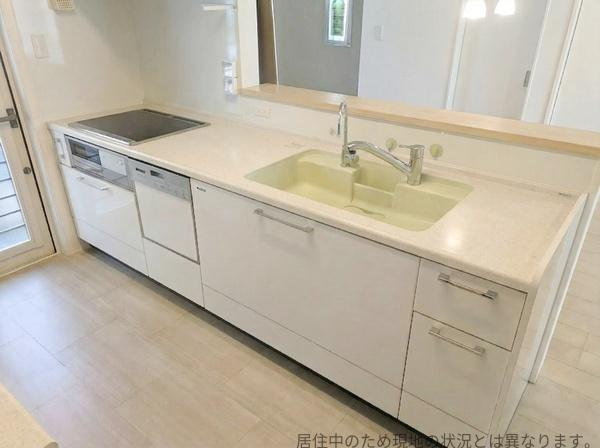 南新町（角子原）中古のキッチン|白を基調とした清潔感のあるキッチンです。収納スペースが多く作業スペースも広々としています。