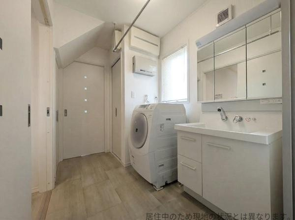 南新町（角子原）中古の独立洗面台|明るい窓付きで通気性も感じられる洗面所です。収納スペースが豊富で洗面台周りがすっきりとまとまります。