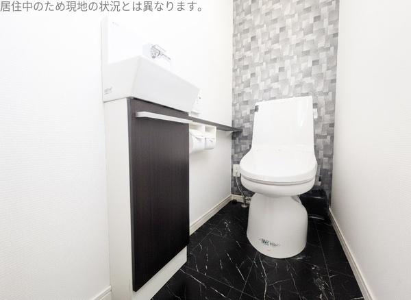 南新町（角子原）中古のトイレ|シンプルで清潔感のあるトイレ空間です。モノトーンの床と壁がすっきりとした印象です。手洗いスペースも併設されています。