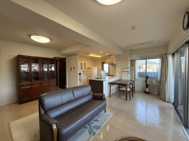 アルファライフ束本の居間・リビング|LDK18.5帖。
家族が自然と集まる、ゆとりあるリビングダイニング