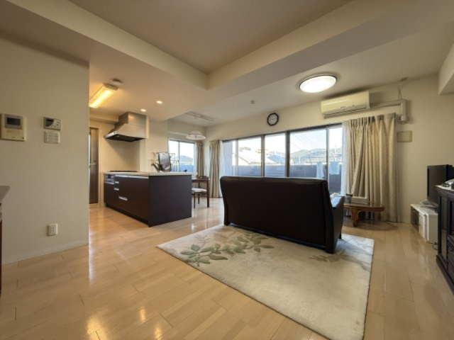 アルファライフ束本の居間・リビング|食事もくつろぎも、このLDK18.5帖に集約