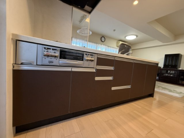 アルファライフ束本のキッチン|料理中も空間の広さを感じられるキッチンです