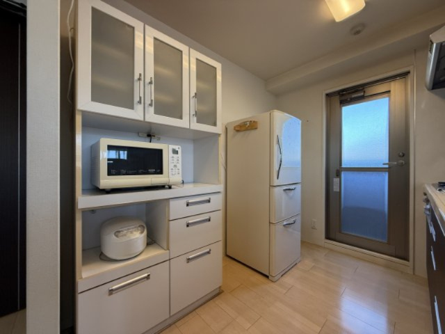 アルファライフ束本のその他|家電や収納を置きやすいキッチン背面スペース