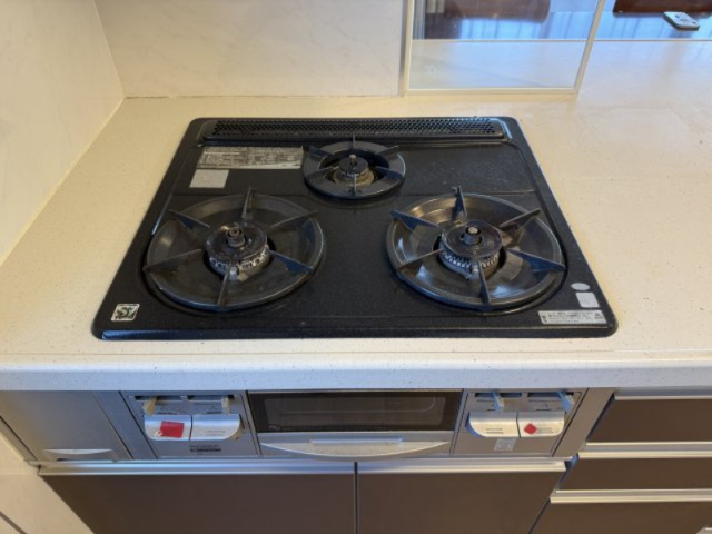 アルファライフ束本のキッチン|リビングを見渡せる配置のキッチン。
三口ガスコンロ