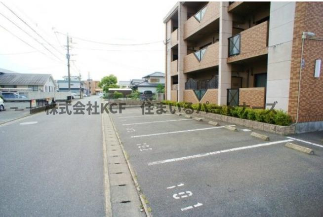 DC.フラットの駐車場|車をお持ちの方に嬉しい駐車場付きの物件です