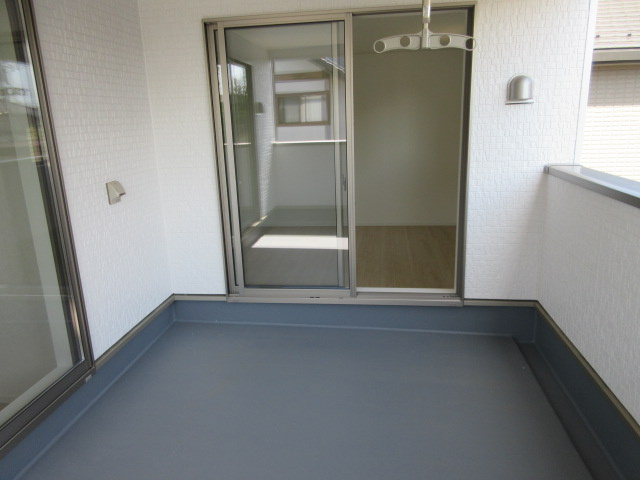 【仲介手数料無料】新築戸建　吉見町東野1-6-14（全２棟）のバルコニー