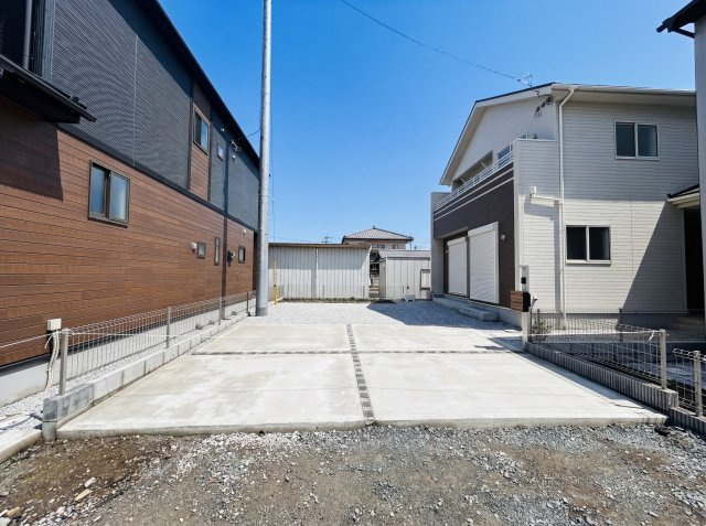 新築　前橋市龍蔵寺町　Blooming　Garden　１号棟の駐車場|現地写真　駐車スペースは並列2台分可能です！
