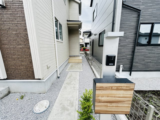 新築　前橋市龍蔵寺町　Blooming　Garden　１号棟の玄関|現地写真　ポストと一体型のTVモニターホンでセキュリティ安心！
