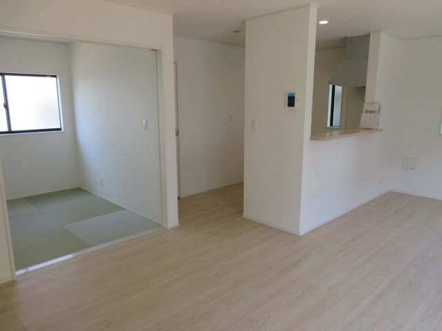【仲介手数料無料】新築戸建　吉見町東野1-6-14（全２棟）の居間・リビング