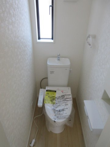 【仲介手数料無料】新築戸建　吉見町東野1-6-14（全２棟）のトイレ