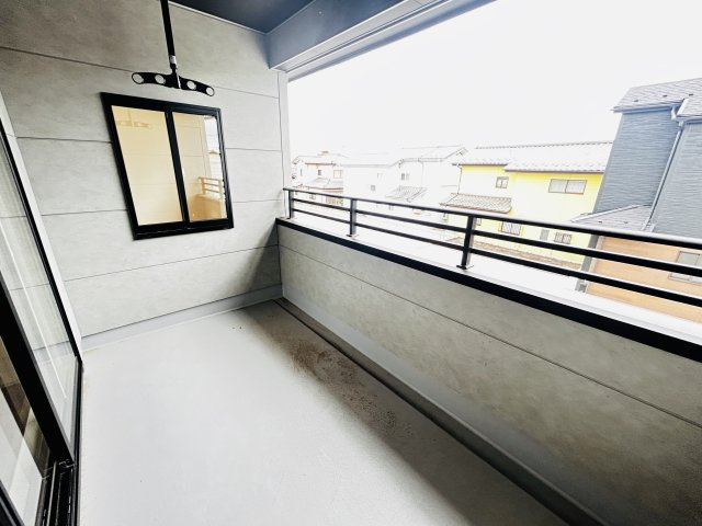 新築　前橋市龍蔵寺町　Blooming　Garden　2号棟のバルコニー|現地写真　インナーバルコニーで少しの雨なら濡れずにすみます。天気が怪しいけど…という悩みも解消ですね!									

			

