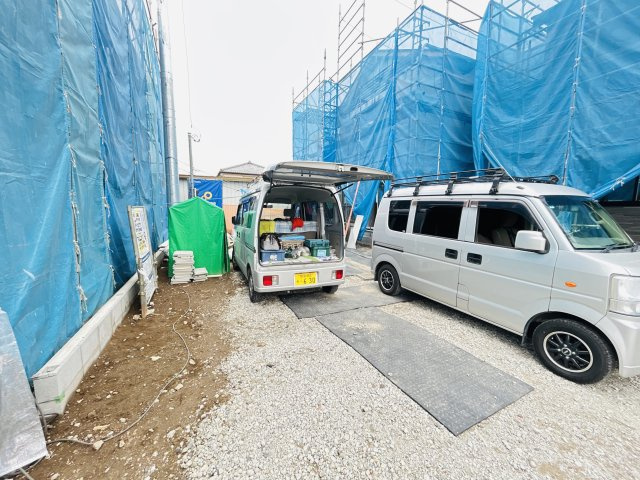 【駐車場】 | 新築　前橋市龍蔵寺町　Blooming　Garden　2号棟 | 現地写真　駐車スペースは並列2台分可能です！
