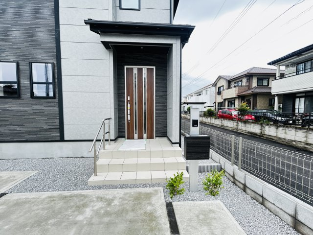 新築　前橋市龍蔵寺町　Blooming　Garden　2号棟の玄関|現地写真　ポストと一体型のTVモニターホンでセキュリティ安心！
