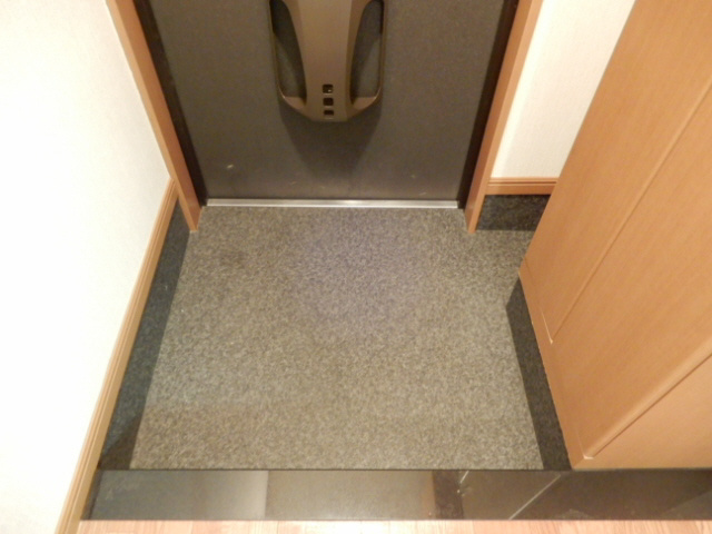 コンフォール白水の玄関