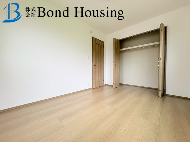 両面道路で開放的なお家　糀台3丁目13番　B号棟　新築戸建の洋室