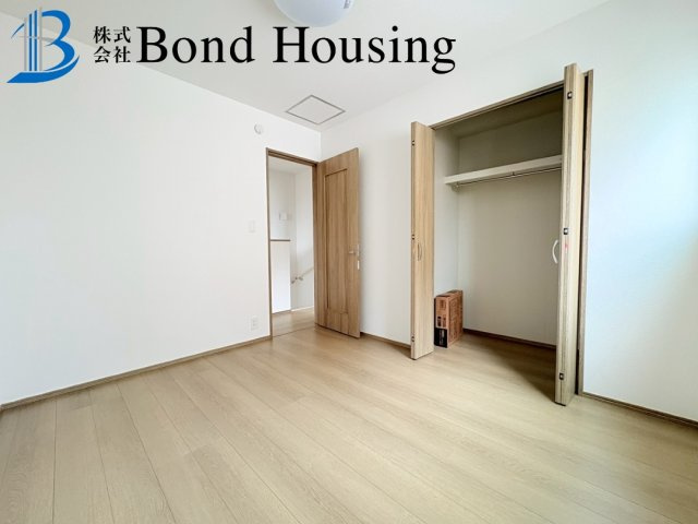 両面道路で開放的なお家　糀台3丁目13番　B号棟　新築戸建の洋室