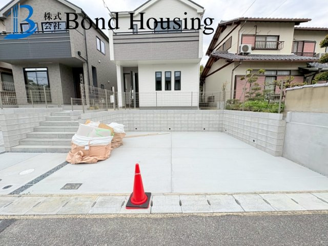 両面道路で開放的なお家　糀台3丁目13番　B号棟　新築戸建の駐車場