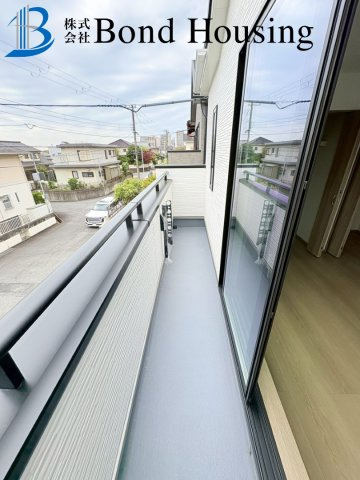 両面道路で開放的なお家　糀台3丁目13番　B号棟　新築戸建のバルコニー