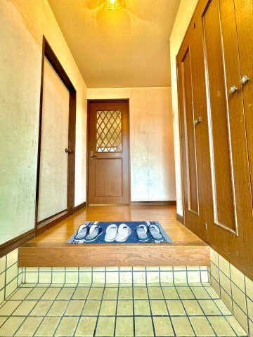 羽曳野市羽曳が丘西六丁目　戸建　車庫ありの玄関|収納もある玄関です