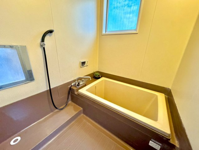 羽曳野市羽曳が丘西六丁目　戸建　車庫ありの浴室|落ち着いた空間のお風呂です