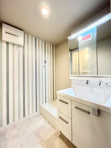 ネオコーポ鶴橋の洗面所|脱衣スペースもあります