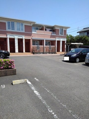 【駐車場】 | ウィッシュ | 駐車場があるので、車を買う予定の方も安心です