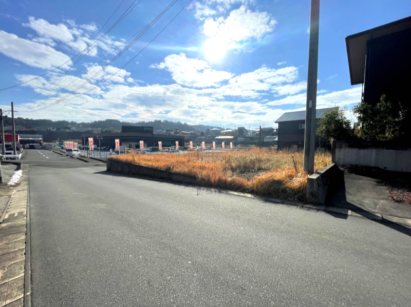 日置市伊集院町伊鹿倉一丁目土地の前面道路含む現地写真