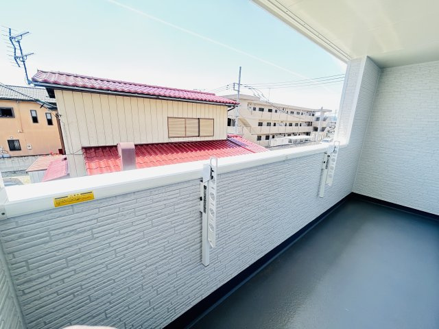 新築　高崎市筑縄町　Heartful　Town　１号棟のバルコニー|現地写真　インナーバルコニーで少しの雨なら濡れずにすみます。天気が怪しいけど…という悩みも解消ですね!									

