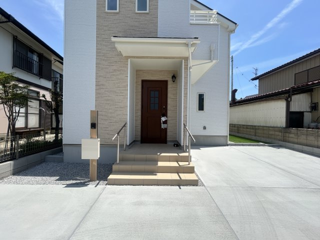 新築　高崎市筑縄町　Heartful　Town　１号棟の玄関|現地写真　ポストと一体型のTVモニターホンでセキュリティ安心！
