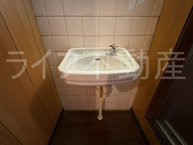 ロイヤルハイツ東大阪の洗面所|コンパクトで使いやすい洗面所