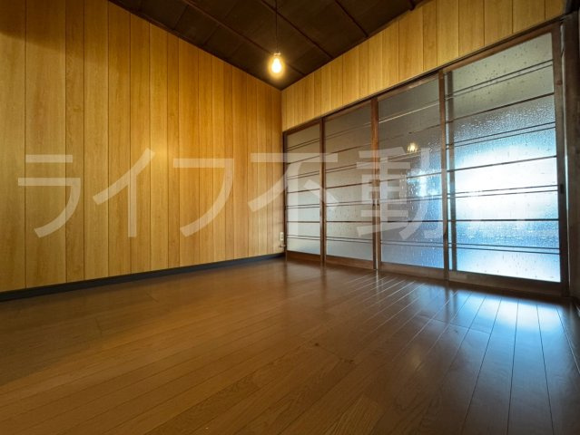 ロイヤルハイツ東大阪の洋室|落ち着いた色調の洋室です