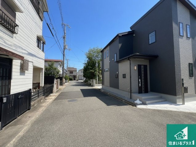 神戸市西区南別府　新築一戸建ての前面道路含む現地写真|周辺は閑静な住宅街！前面道路広々で車の出し入れも便利です。駐車が苦手な方でも安心して車庫入れできます！