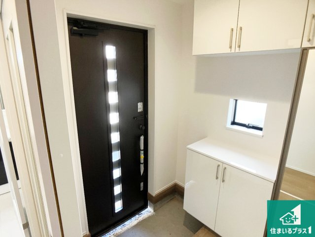 神戸市西区南別府　新築一戸建ての玄関|シューズボックスにはたくさんの靴が収納できるので玄関周りはいつもスッキリ！ご家族が増えても安心！