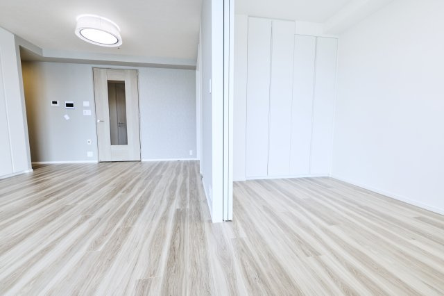 SKY DUO SUN VILLAGE T棟  34階の居間・リビング|床暖房が設置された11.5帖のリビングダイニングです。