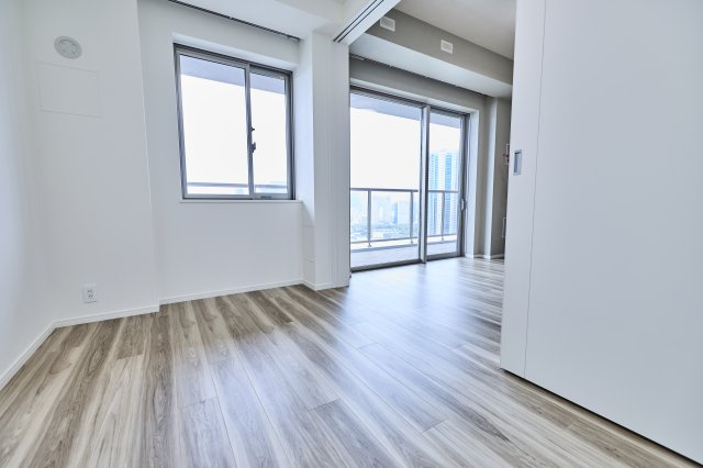 SKY DUO SUN VILLAGE T棟  34階の洋室|スライドドアを開放することで、16.5帖のリビングダイニングとしてもご利用可能です。
