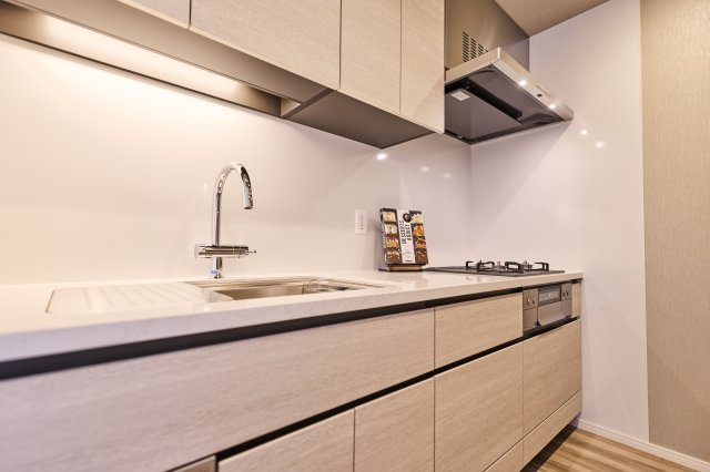 SKY DUO SUN VILLAGE T棟  34階のキッチン|ディスポーザー、食洗器、浄水器が設置されたキッチンです。収納に便利なカップボードもございます。