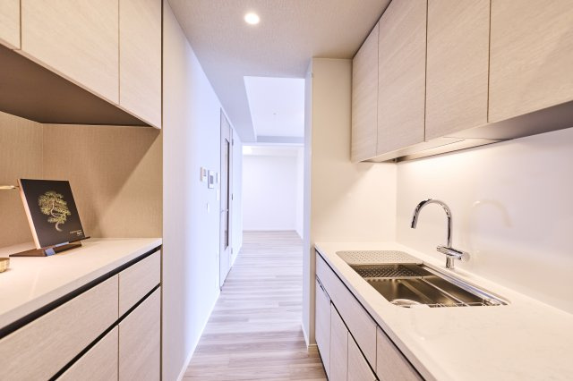 SKY DUO SUN VILLAGE T棟  34階のその他|ディスポーザー、食洗器、浄水器が設置されたキッチンです。収納に便利なカップボードもございます。