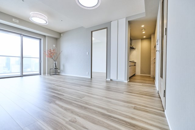 SKY DUO SUN VILLAGE T棟  34階の居間・リビング|床暖房が設置された11.5帖のリビングダイニングです。