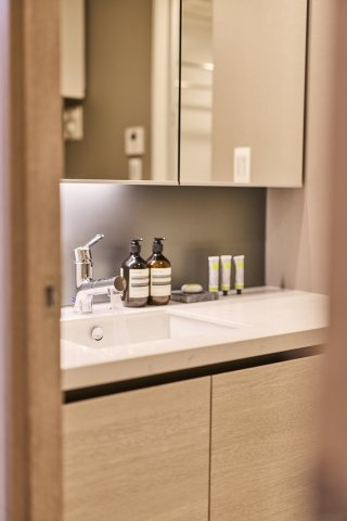 SKY DUO SUN VILLAGE T棟  34階の独立洗面台|三面鏡の収納スペースが豊富なドレッシングルームです。