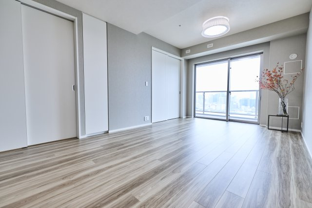 SKY DUO SUN VILLAGE T棟  34階の居間・リビング|床暖房が設置された11.5帖のリビングダイニングです。