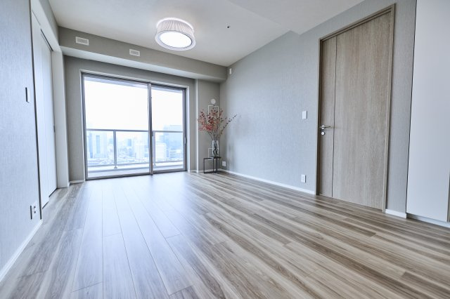 SKY DUO SUN VILLAGE T棟  34階の居間・リビング|床暖房が設置された11.5帖のリビングダイニングです。