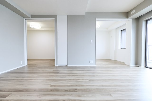 SKY DUO SUN VILLAGE T棟  34階の居間・リビング|床暖房が設置された11.5帖のリビングダイニングです。